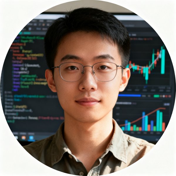 算法工程师李思远的圆形头像照片，他穿着休闲衬衫，背景是编程代码界面和数据图表